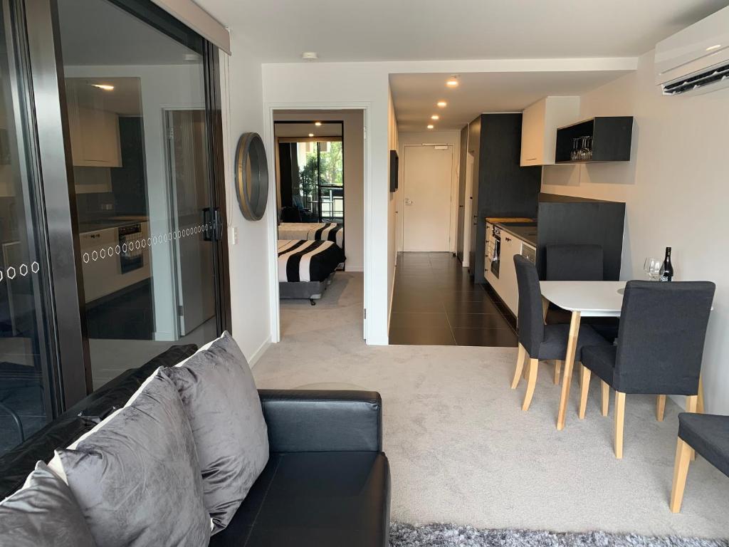 Midnight Luxe 1 BR Executive Apartment in the heart of Braddon Pool Sauna Secure Parking Wine WiFi Netflix