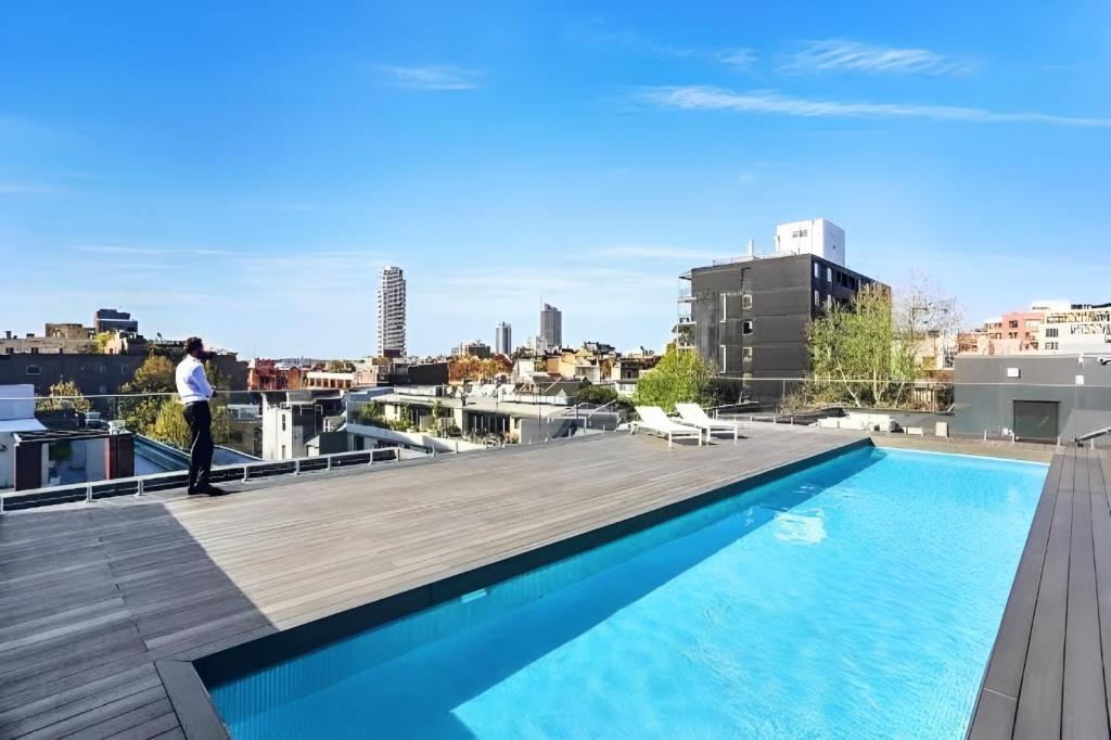 Entire One Bedroom Apartment With Rooftop Pool & Private Backyard