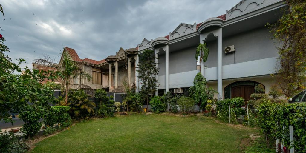 De Manora Homes - Unpretentious hotel with a garden , posh area Ranjit Avenue