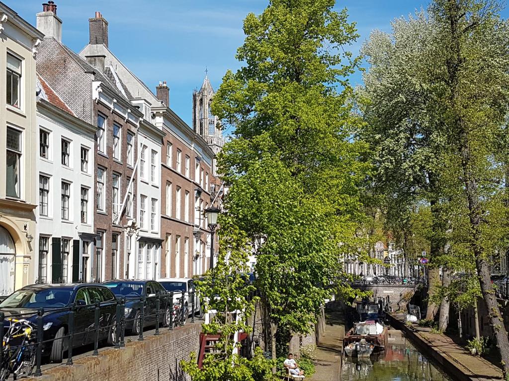 Large Historical Apartment & Canal Terrace