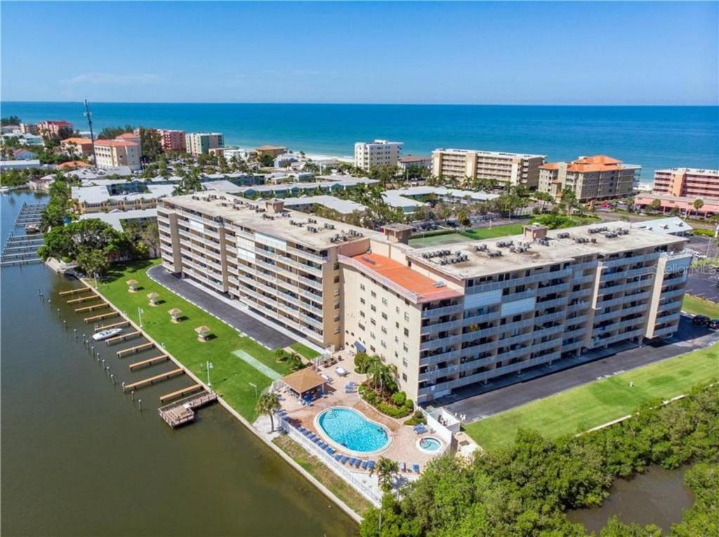 Bayshore Yatch Tennis Condo 2br 3 beds, Walking Distance to Beautiful Quite Beach