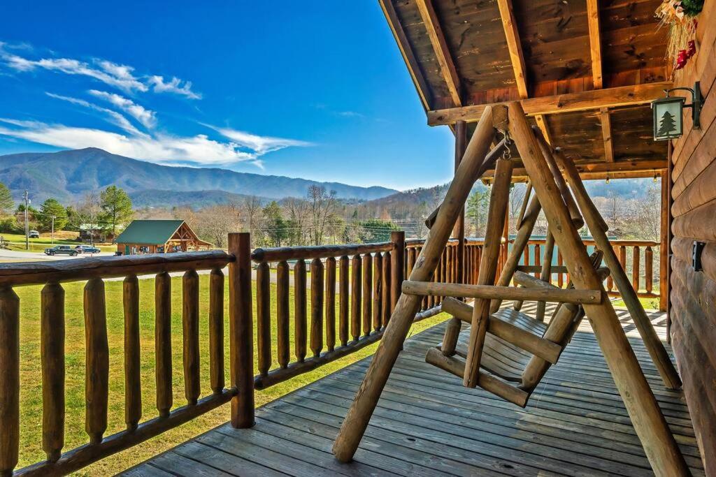 Spectacular MTNS Views with PRIVATE HOT TUB with Pool Table and Private Pond