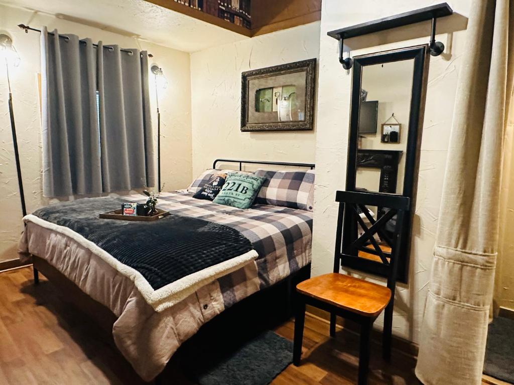 Acorn Hideaways Canton Secluded Sherlock Holmes Suite King Bed