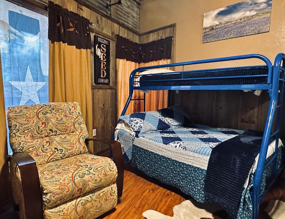 Acorn Hideaways Canton Cheerful Bluebonnet Suite Sleeps 5