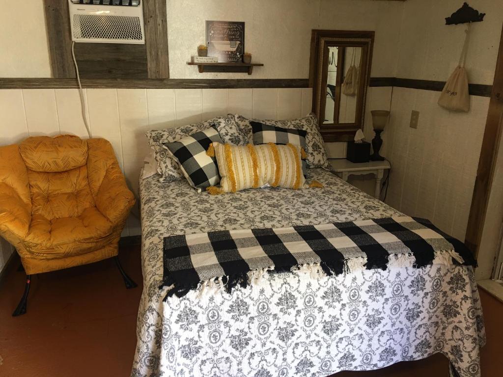 Acorn Hideaways Canton Cozy Frontier Rm for 3 Full Bathtub