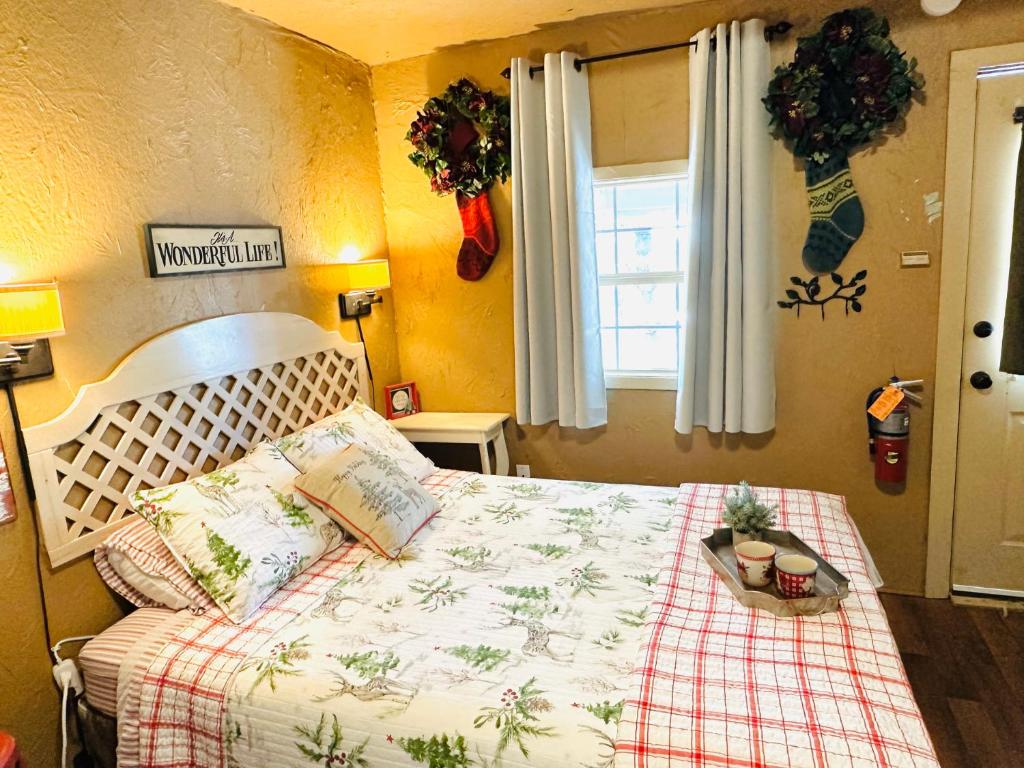 Acorn Hideaways Canton Delightful Christmas Suite Year Round