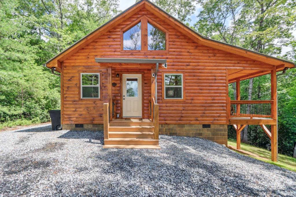 Private Murphy Cabin Rental with Wraparound Porch!