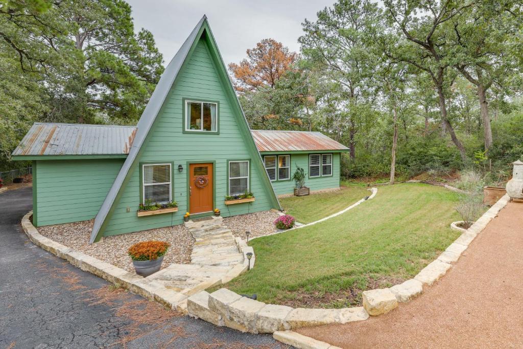 A-Frame Cottage with Deck about 5 Mi to Lake Bastrop!