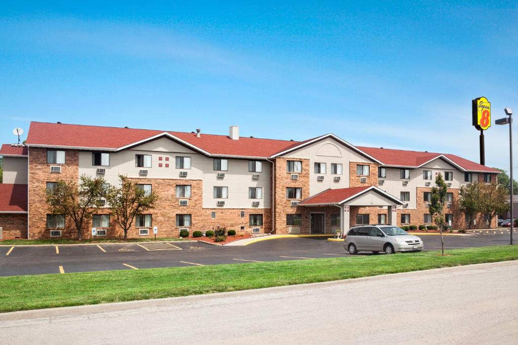 Super 8 by Wyndham Fairview Heights-St. Louis