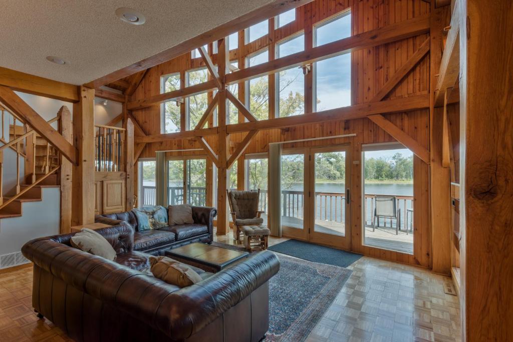 Custom Waterfront Lodge, 4 bed, 4 Bath, Sleeps 12!