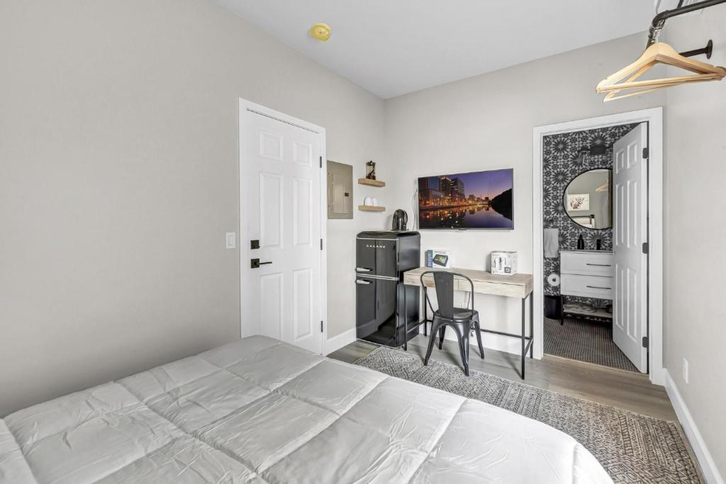 Single Bedroom - Queen Size. Heart of Downtown Vista