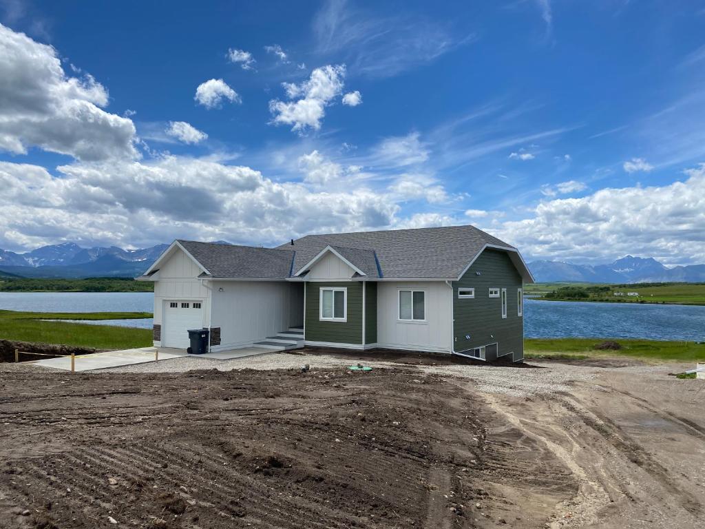 Thistle Ridge (Upper) New Waterton Lakes Area Waterfront Home