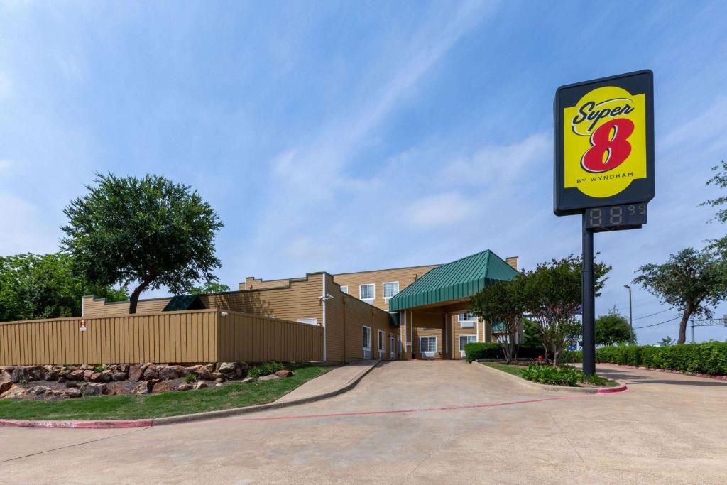 Super 8 by Wyndham Garland Rowlett East Dallas Area