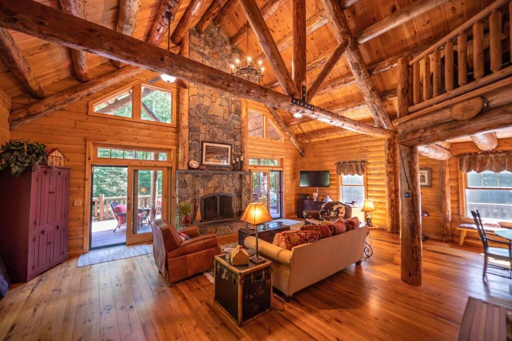 Luxe Log cabin with hot tub/spa/steam room!