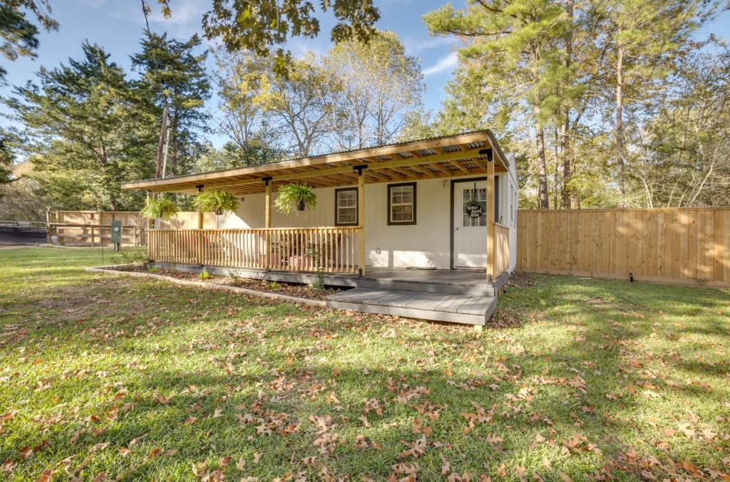 Cozy Montgomery Cottage with Porch, Near Lake Conroe