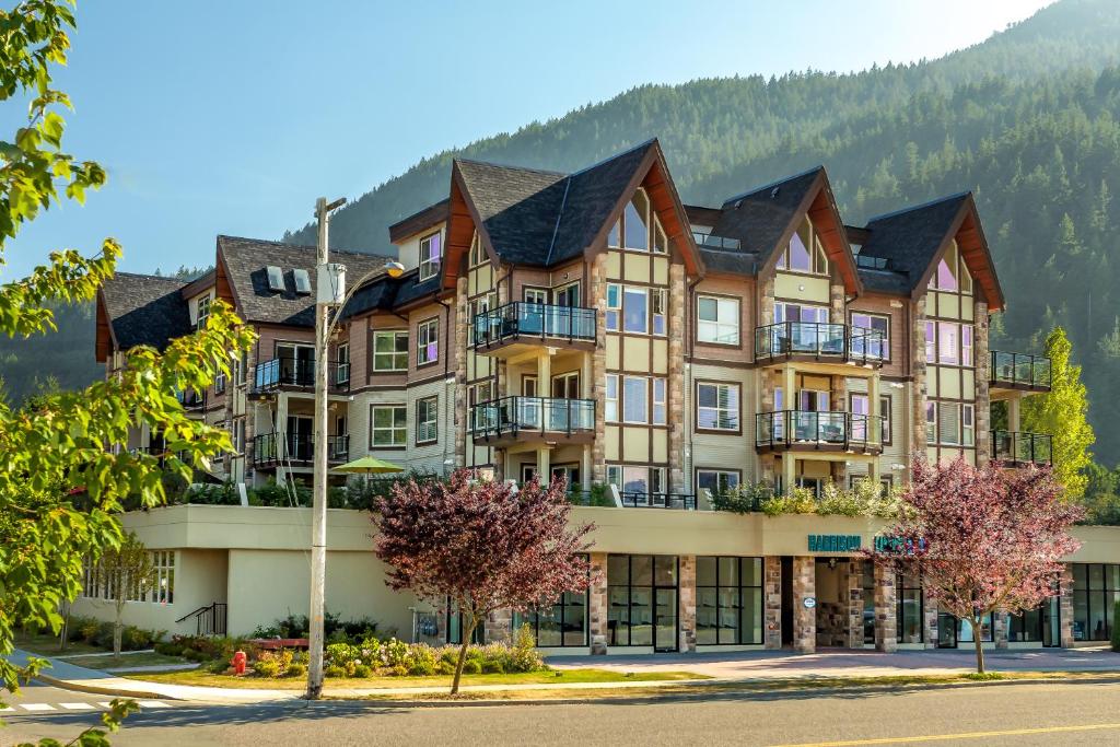 Harrison Lake View Suites