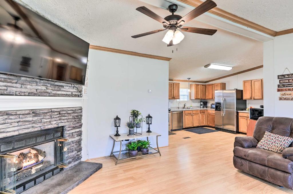 Gatlin Creek Rest Stop Home with Fireplace!