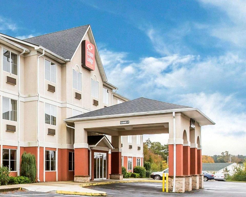 Econo Lodge Inn & Suites